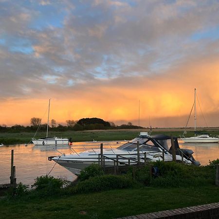 Hot Tub With A View - Christchurch Harbour Buitenkant foto