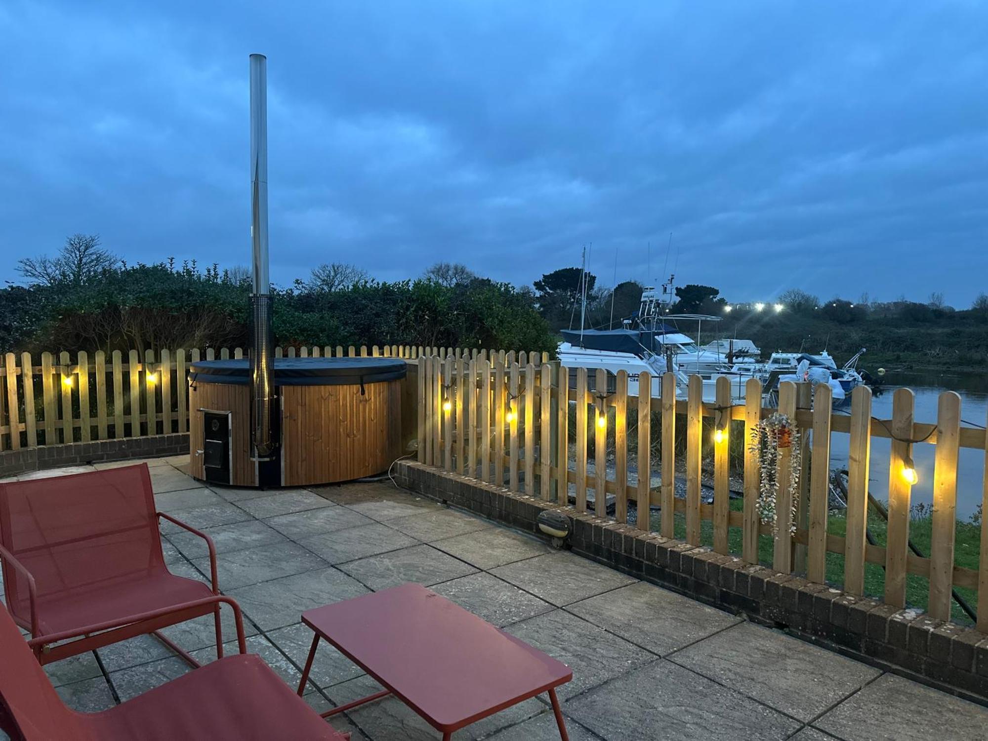 Hot Tub With A View - Christchurch Harbour Buitenkant foto